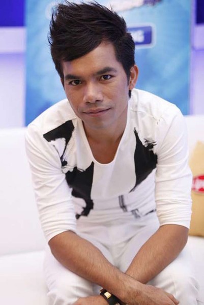 Gần đây, nghi án chàng Quán quân Vietnam Idol 2012 phụ bạc tình cũ, bỏ rơi con đã gây xôn xao dư luận. Theo đó, Ya Suy bị tố bỏ mặc bạn gái khi đang bụng mang dạ chửa và vô trách nhiệm khi đứa trẻ ra đời.